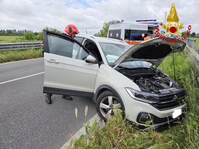 Scontro tra auto e camion, soccorse tre persone: l’intervento dei Vigili del Fuoco
