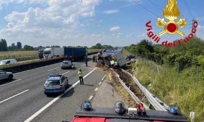 Perde il controllo del mezzo pesante e finisce contro il guard rail: 47enne in ospedale