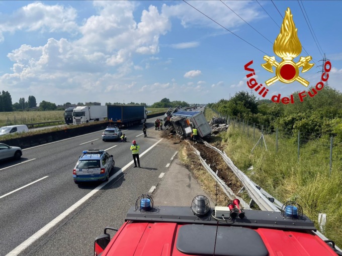 Perde il controllo del mezzo pesante e finisce contro il guard rail: 47enne in ospedale