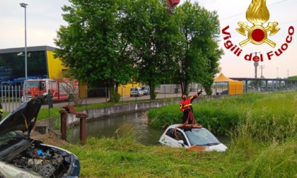 Si scontra contro un'auto e finisce nel fossato, soccorse 3 persone
