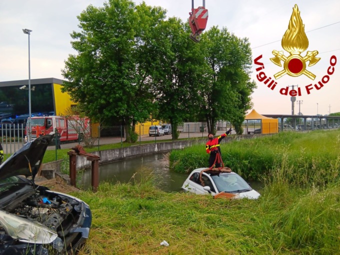 Si scontra contro un’auto e finisce nel fossato, soccorse 3 persone