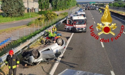 Auto si ribalta in autostrada: soccorse tre persone, uno dei feriti trasportato in elisoccorso