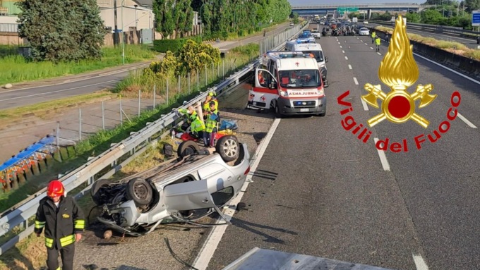 Auto si ribalta in autostrada: soccorse tre persone, uno dei feriti trasportato in elisoccorso