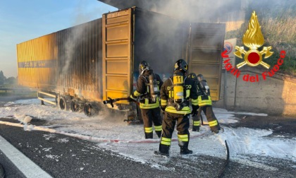 Incendio sulla A1: a fuoco il rimorchio di un tir carico di fusti di olio