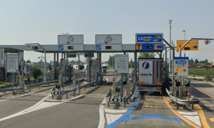 Latitante 22enne beccato al casello di Casalpusterlengo, in auto nascondeva armi improprie
