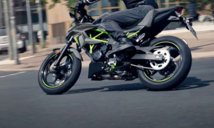 Motociclista 29enne si scontra con un'auto e finisce nel campo, portato via in elicottero