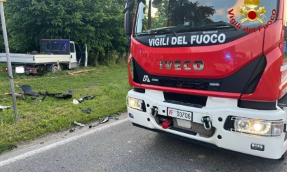 Furgone e auto si scontrano frontalmente, 5 persone rimaste ferite