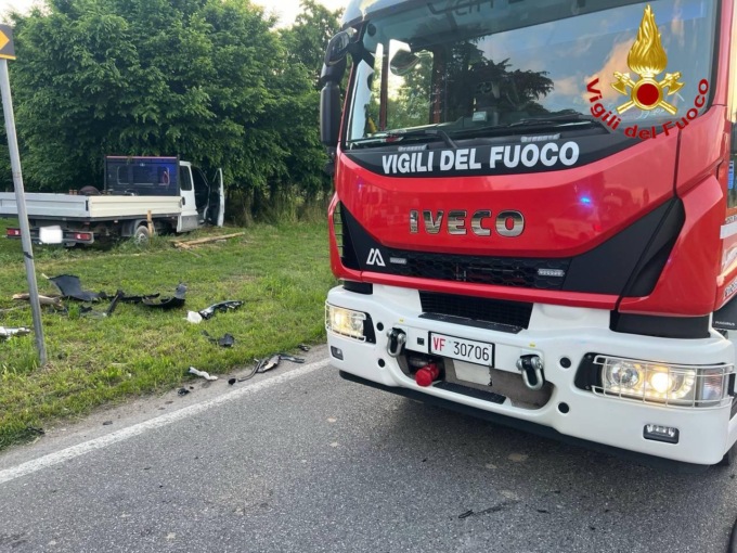 Furgone e auto si scontrano frontalmente, 5 persone rimaste ferite