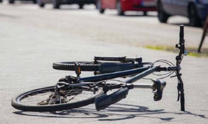 15enne cade dalla bici e sbatte la testa a terra: trasportata in ospedale