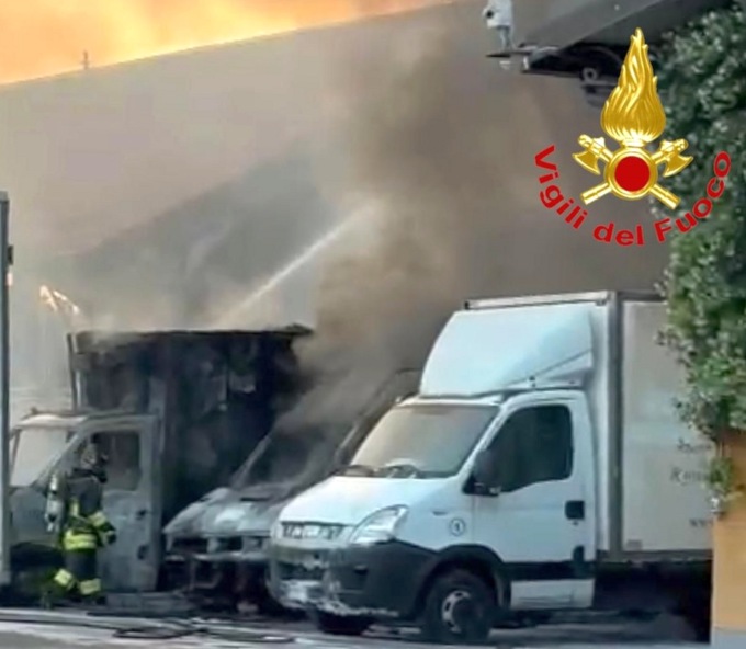 Un momento dell'intervento dei vigili del fuoco