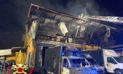 Fiamme da un furgone-frigo: il rogo devasta la sede della Top Parties