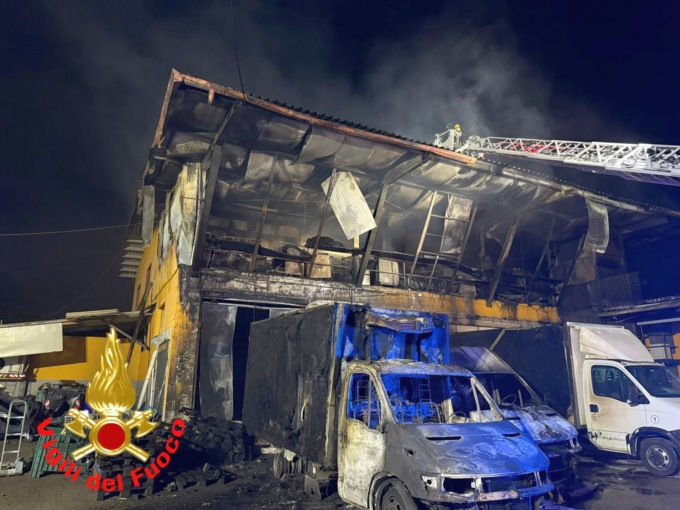 Fiamme da un furgone-frigo: il rogo devasta la sede della Top Parties