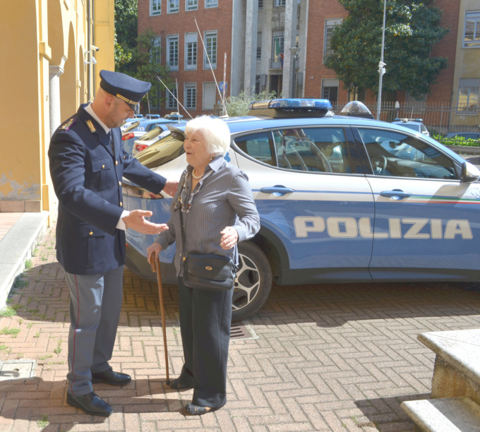 Il saluto tra l'agente di polizia e l'86enne lodigiana