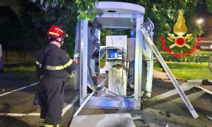 Boato nella notte: i banditi fanno saltare in Postamat in centro paese