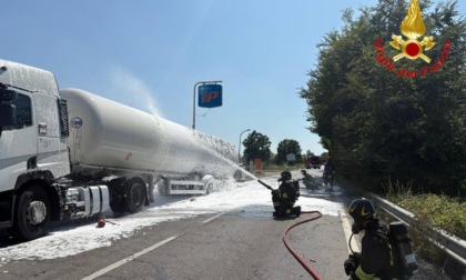 Paura sulla SS235: autocisterna in fiamme vicino a un distributore di carburante