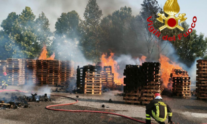 Deposito di bancali in fiamme, scoppia l'incendio a Brembio