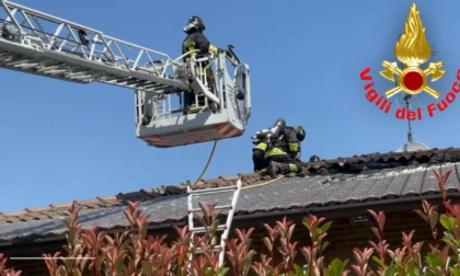 A fuoco i pannelli fotovoltaici sul tetto di una villetta a Vizzolo: Vigili del Fuoco in azione