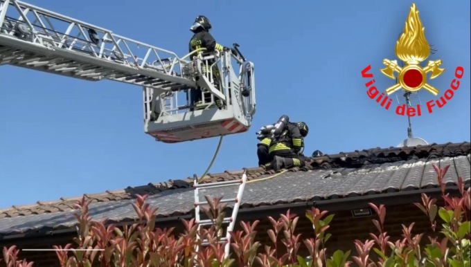 A fuoco i pannelli fotovoltaici sul tetto di una villetta a Vizzolo: Vigili del Fuoco in azione