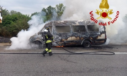 Furgone in fiamme, l'intervento dei Vigili del Fuoco per domare l'incendio