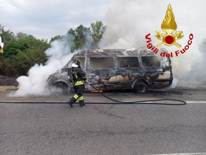 Furgone in fiamme, l’intervento dei Vigili del Fuoco per domare l’incendio
