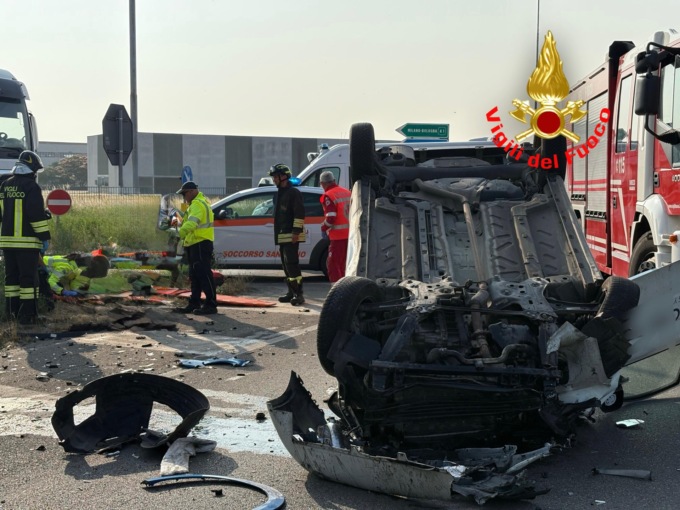 L’auto si ribalta dopo lo scontro, tre persone trasportate in ospedale