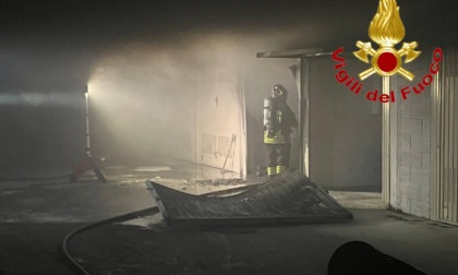 Incendio in un box a Marudo: evacuati i residenti per il fumo denso