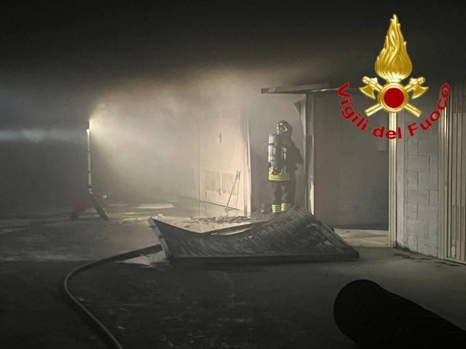 Incendio in un box a Marudo: evacuati i residenti per il fumo denso