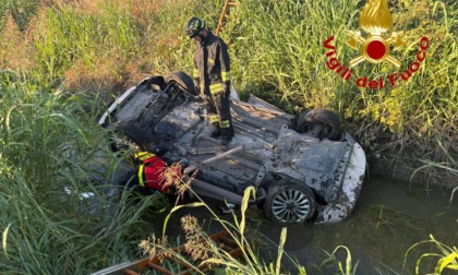Auto si ribalta nei campi a Sant’Angelo Lodigiano: illeso il conducente