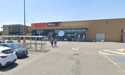 Le chiedono consigli sugli acquisti e intanto la derubano di portafoglio e cellulare