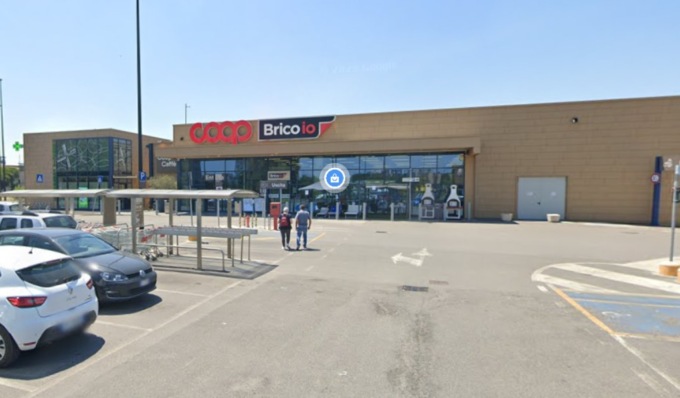 Le chiedono consigli sugli acquisti e intanto la derubano di portafoglio e cellulare