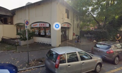 Lite furibonda tra un 27enne e un 47enne davanti a un supermercato di Lodi