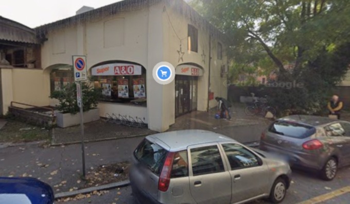 Lite furibonda tra un 27enne e un 47enne davanti a un supermercato di Lodi