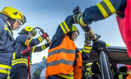 Ultimo giorno di scuola: auto con cinque studenti a bordo finisce fuori strada e si ribalta