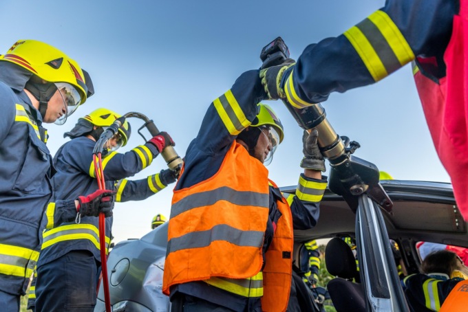 Ultimo giorno di scuola: auto con cinque studenti a bordo finisce fuori strada e si ribalta