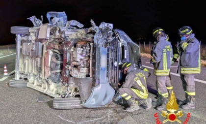 Schianto di notte in autostrada tra un camper e un camion