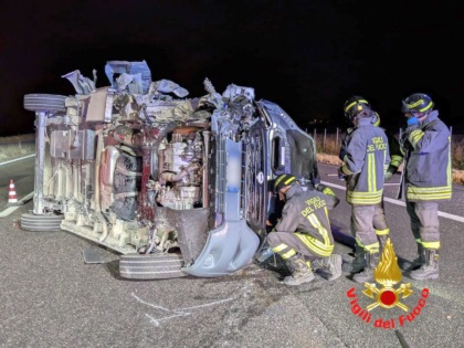 Schianto di notte in autostrada tra un camper e un camion