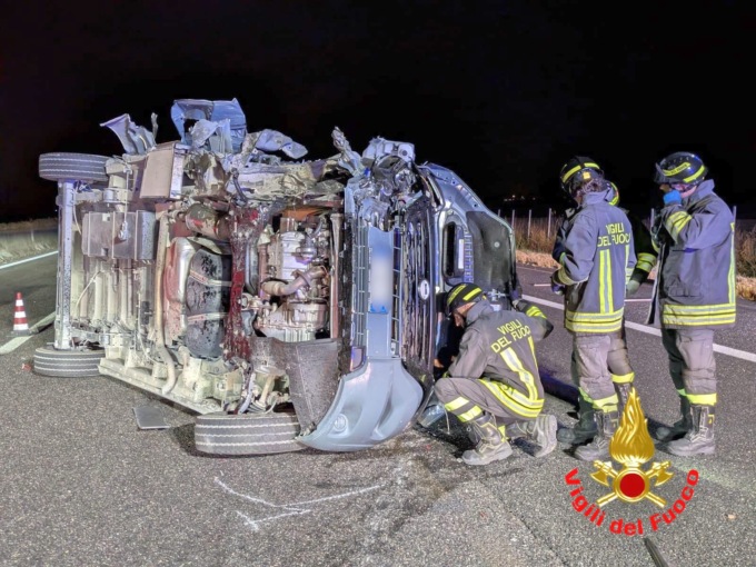Schianto di notte in autostrada tra un camper e un camion