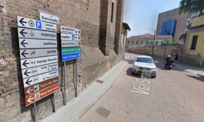 Travolto da un rimorchio in via Serravalle, elitrasportato geometra 49enne