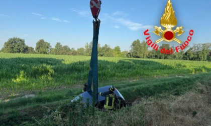 Auto esce di strada e finisce in un fossato a Zorlesco: nessun ferito
