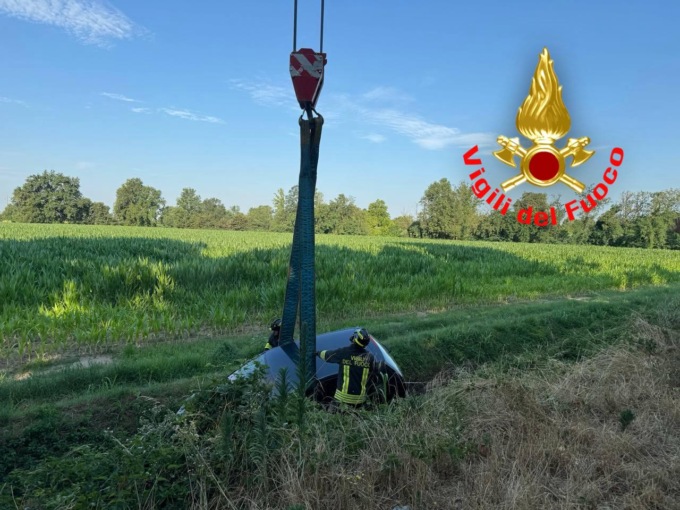 Auto esce di strada e finisce in un fossato a Zorlesco: nessun ferito