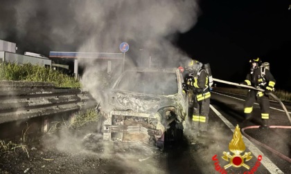 Auto in fiamme sulla SP138 a Mulazzano: l'intervento dei Vigili del Fuoco