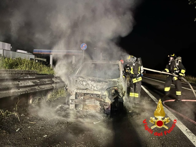 Auto in fiamme sulla SP138 a Mulazzano: l’intervento dei Vigili del Fuoco