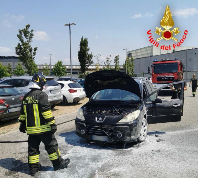 Auto avvolta dalle fiamme sulla SP25, l’intervento dei Vigili del Fuoco