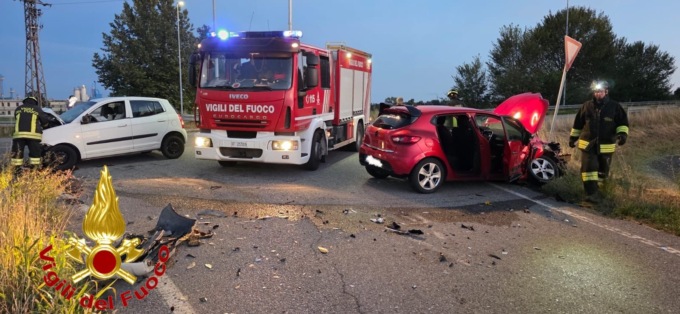 Scontro serale a Casalpusterlengo: quattro giovani coinvolti