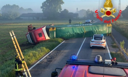 Autotreno carico di alcolici si ribalta a Zelo Buon Persico