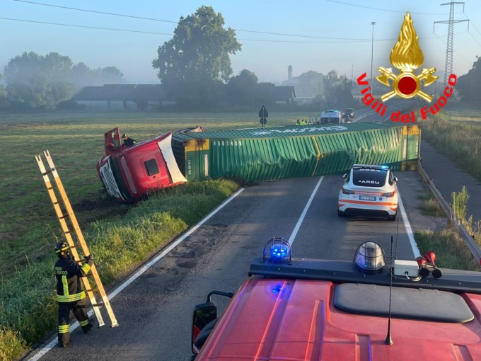 Autotreno carico di alcolici si ribalta a Zelo Buon Persico