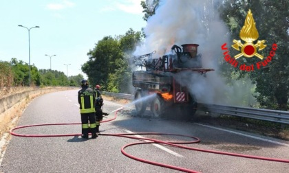 Incendio in tangenziale a Lodi: in fiamme mezzo agricolo, nessun ferito