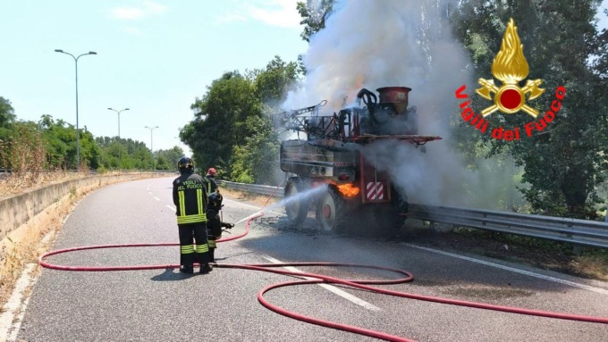 Incendio in tangenziale a Lodi: in fiamme mezzo agricolo, nessun ferito