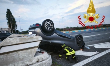 Auto ribaltata sulla A1 al casello di Melegnano: feriti una 24enne e un 32enne
