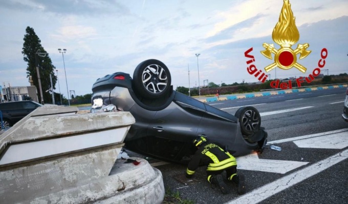 Auto ribaltata sulla A1 al casello di Melegnano: feriti una 24enne e un 32enne